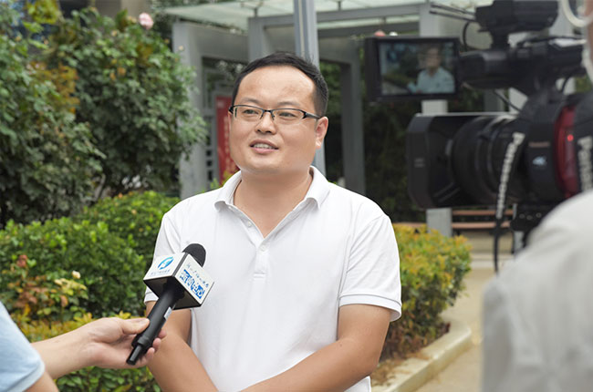 杨总接受媒体采访.jpg